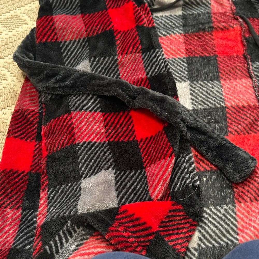 Cuddl Duds  youth Red and Black Plaid Fleece Hooded Robe